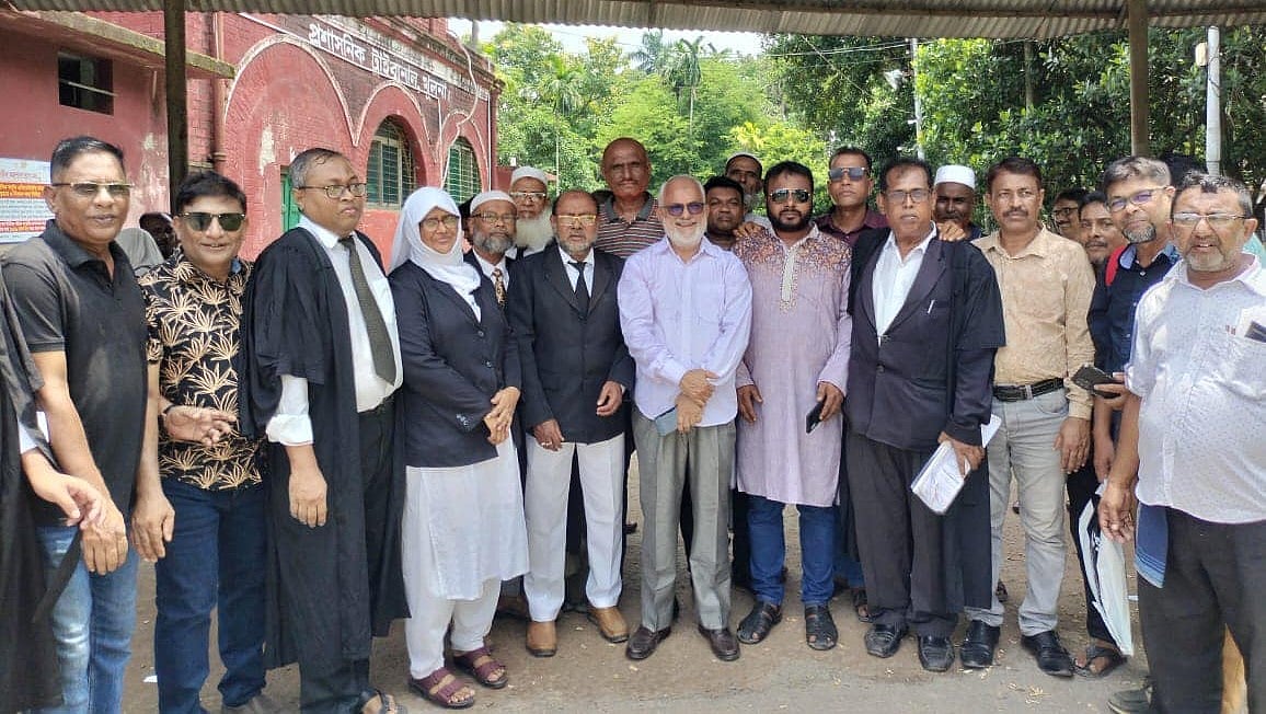 খুলনার আদালত চত্বরে নজরুল ইসলামসহ বিএনপির নেতা-কর্মীরা